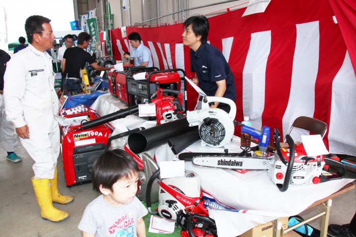 屋内展示ブースには有名メーカーの小物機械を出展